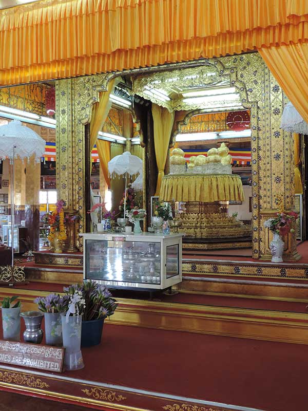 Distorted gold Buddhas